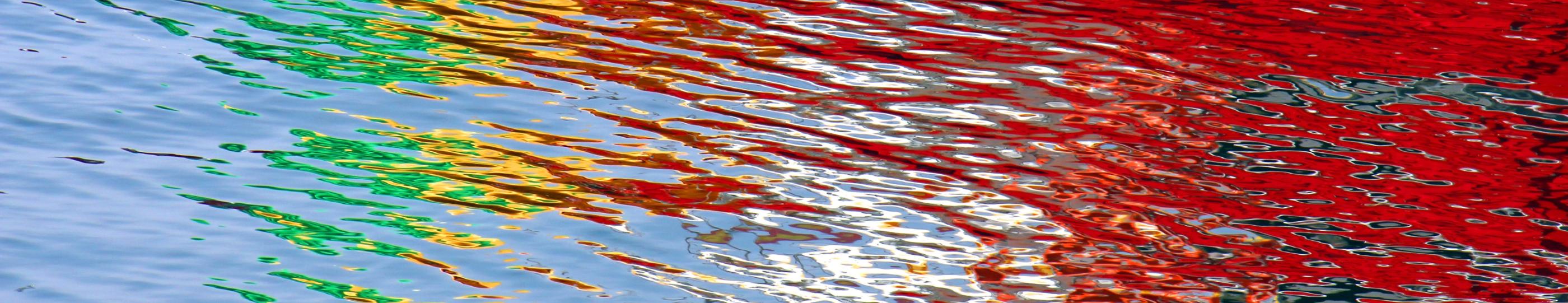 Wasseroberfläche bunt gefärbt durch Lichtspiegelung