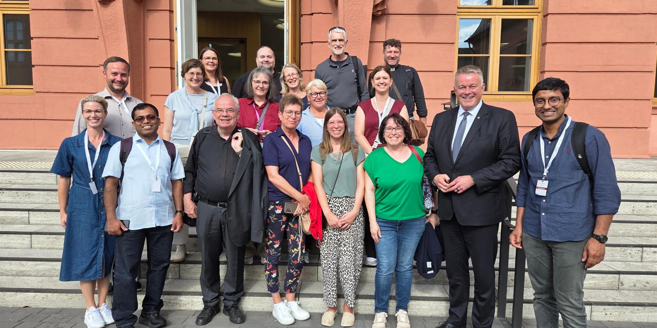 Gruppenfoto vor dem Mainzer Landtag mit Ministerpräsident Schnieder (c) Pastoraler Raum Saarburg Gruppenfoto vor dem Mainzer Landtag mit Ministerpräsident Schnieder